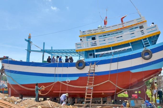 Một tàu cá ở Bình Thuận lên đà sửa chữa. Ảnh: NT.