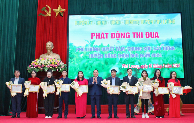 Khen thưởng các tập thể và cá nhân có thành tích xuất sắc trong phòng trào thi đua 'Phú Lương chung sức xây dựng nông thôn mới'. Ảnh: Hoàng Anh.