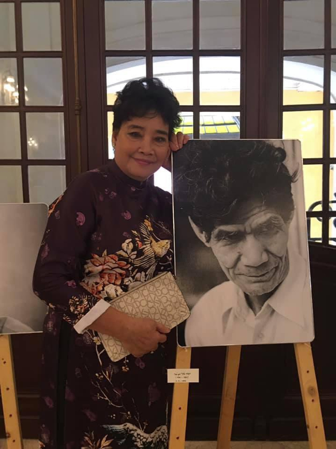 Diễn viên Thanh Tú bên bức ảnh của nhà soạn chèo Tào Mạt.