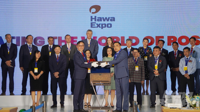 Thay mặt Bộ NN-PTNT, Thứ trưởng Nguyễn Quốc Trị trao tặng món quà 'la bàn cổ' như gửi gắm nhiều thông điệp cho Ban tổ chức Hawa Expo 2024. Ảnh: Nguyễn Thủy.