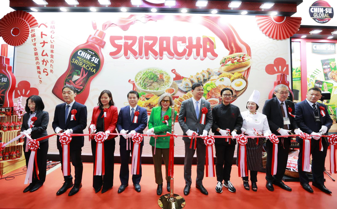 Đại diện Công ty Masan Consumer và các đại biểu cắt băng khai trương gian hàng CHIN-SU tại Foodex Nhật Bản 2024.