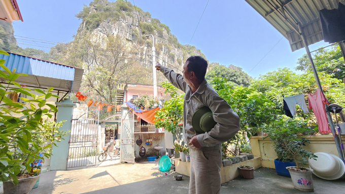 Anh Trần Văn Sơn - một người dân bức xúc chỉ về khu vực Công ty Kiên Ngọc khoan, cắt, nổ mìn mới đây, ngay sát khu dân cư. Ảnh: Đinh Mười.