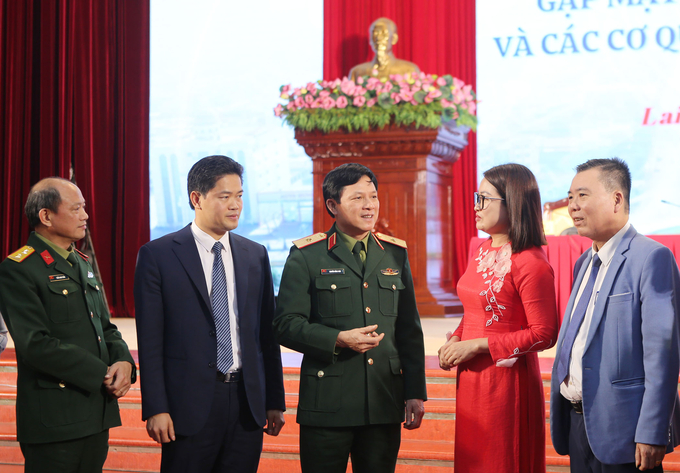 Lãnh đạo tỉnh Lai Châu cùng lãnh đạo Quân khu 2 trao đổi với các cơ quan thông tấn, báo chí trên địa bàn. Ảnh: T.N.
