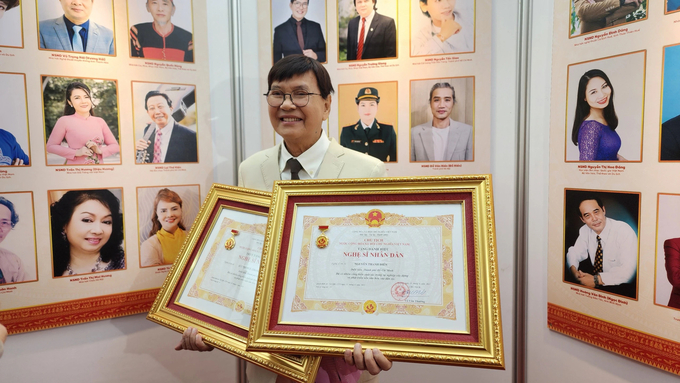 Nghệ sĩ cải lương Thanh Điền với hai bằng chứng nhận Nghệ sĩ Nhân dân.