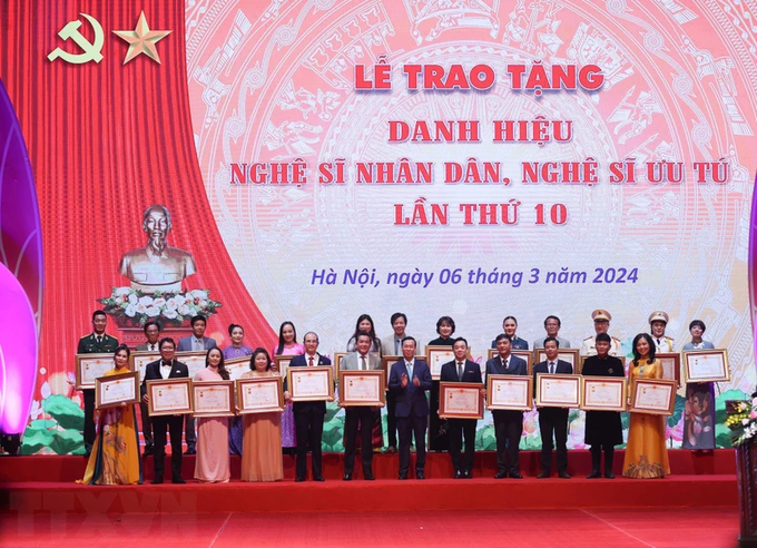 Chủ tịch nước Võ Văn Thưởng trao tặng danh hiệu nghệ sĩ nhân dân cho các nghệ sĩ. Ảnh: Thanh Tùng/TTXVN.