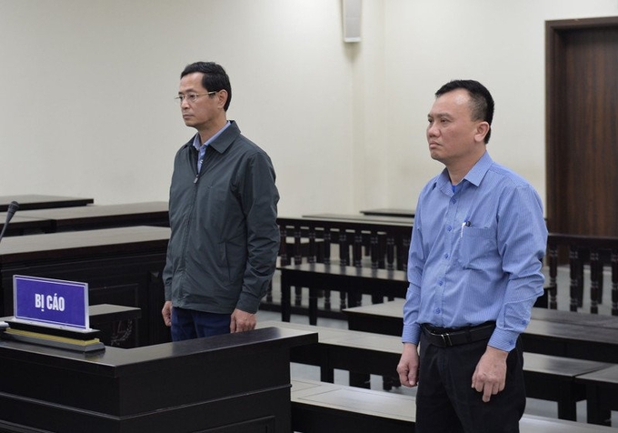 Cựu Giám đốc CDC Hà Nội Trương Quang Việt (bên trái) và bị cáo Lê Minh Tuyến tại tòa. Ảnh: Nam Anh.