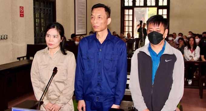 Các bị cáo Mai Xuân Anh (giữa), Phạm Thị Nhung (nữ) và Phạm Dũng bị phạt tù với hành vi nâng giá, chiếm đoạt tiền từ mua bánh chưng, giò hỗ trợ công nhân ảnh hưởng bởi Covid-19 dịp Tết Nguyên đán 2021.
