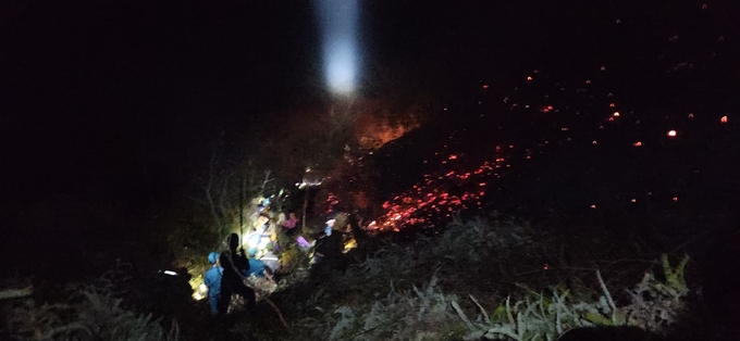 Các lực lượng của thị xã Nghĩa Lộ (tỉnh Yên Bái) tích cực tập tắt đám cháy rừng trong đêm.