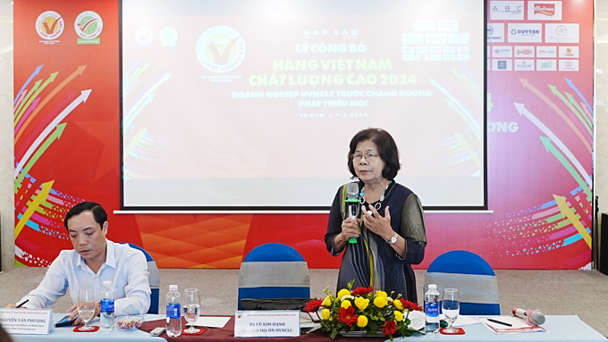 Bà Vũ Kim Hạnh, Chủ tịch Hội Doanh nghiệp Hàng Việt Nam chất lượng cao thông tin tại buổi họp báo. Ảnh: T.Quỳnh.