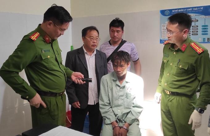 Phó Giám đốc Công an tỉnh Lai Châu Phạm Hải Đăng (trái) trực tiếp xét hỏi đối tượng ngay sau khi bị bắt. Ảnh: C.A.
