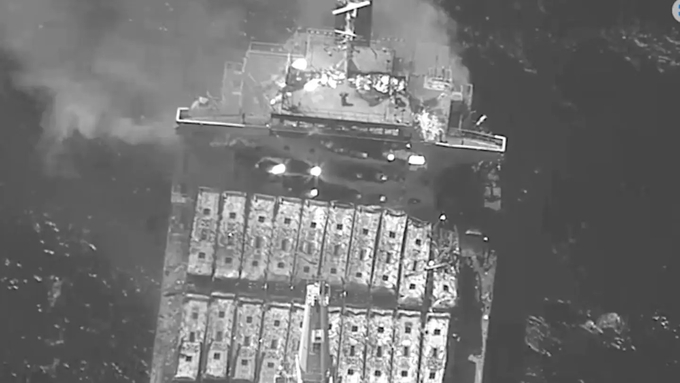 Tàu True Confidence sau khi trúng tên lửa đạn đạo chống hạm của Houthi ở phía Tây Vịnh Aden hôm 6/3. Ảnh: CENTCOM.