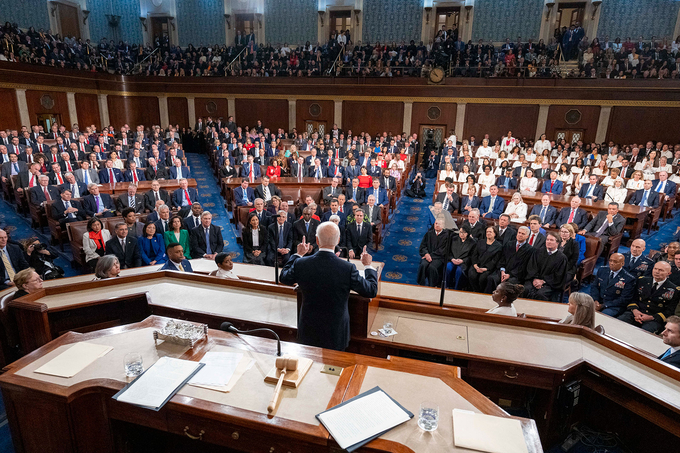 Tổng thống Joe Biden đọc Thông điệp Liên bang tại phiên họp chung của lưỡng viện quốc hội vào tối 7/3 (giờ địa phương). Ảnh: CNN.