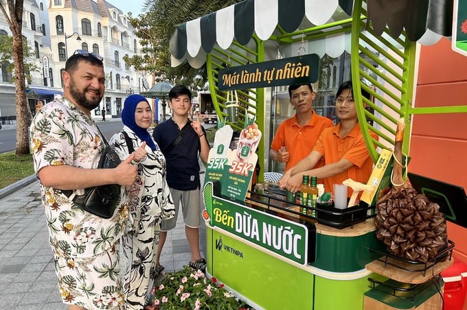 Tourists learn about Vietnipa's nipa palm products. Photo: K.Anh