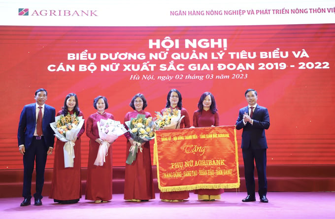 Đảng ủy - Hội đồng thành viên - Ban điều hành Agribank trao tặng Phụ nữ Agribank 8 chữ vàng: Năng động – Sáng tạo – Nhân hậu – Đảm đang. 