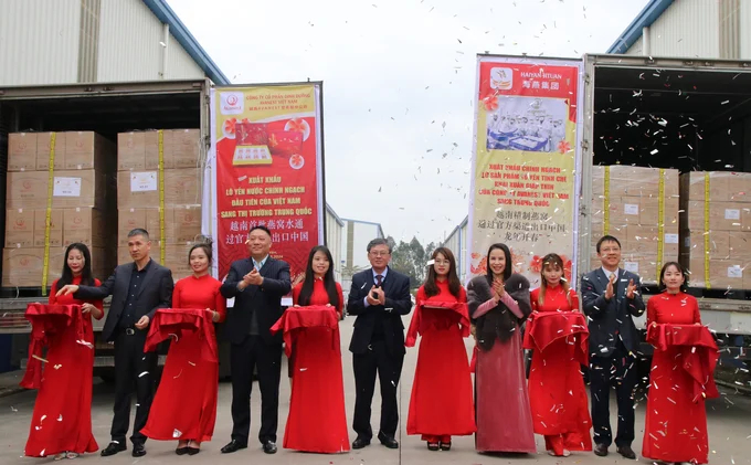 The ceremony announcing the export of Vietnam's first batch of bird's nest products to the Chinese market. Photo: Duc Chung.