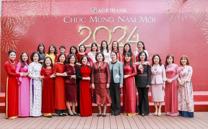 Thống đốc Ngân hàng Nhà nước Việt Nam Nguyễn Thị Hồng và Lãnh đạo của NHNN Việt Nam chụp ảnh lưu niệm cùng những 'bông hoa thép' là các nữ lãnh đạo Đảng ủy, Hội đồng thành viên, Ban Điều hành và các đơn vị tại TSC Agribank