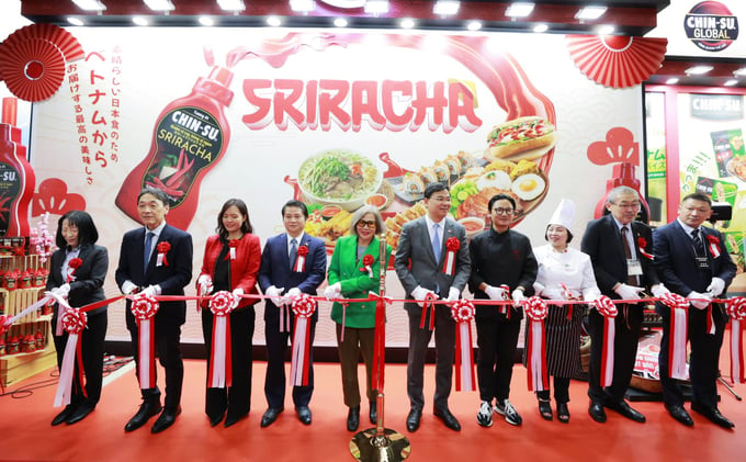 Representatives of Masan Consumer and delegates cutting the ribbon to inaugurate the CHIN-SU booth at Foodex Japan 2024.