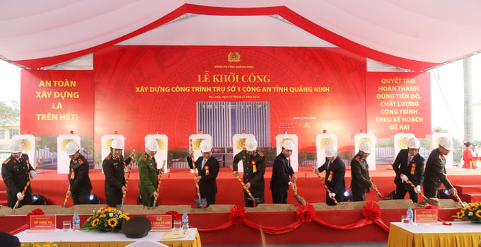 Các đại biểu làm lễ động thổ khởi công Dự án đầu tư xây dựng công trình trụ sở làm việc Công an tỉnh Quảng Ninh.