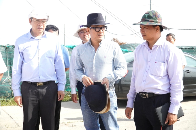Leaders of Soc Trang province visited and encouraged shrimp industry enterprises in the area. Photo: Kim Anh.