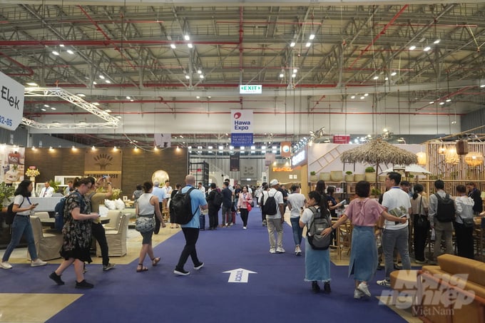 Nhiều nhà mua hàng quốc tế tìm đến Hawa Expo 2024 tìm kiếm nguồn cung gỗ, sản phẩm gỗ của Việt Nam. Ảnh: Nguyễn Thủy.