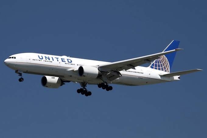 Một chiếc Boeing 777-200 của hãng hàng không United Airlines hạ cánh tại Sân bay Quốc tế San Francisco ở bang California, Mỹ. Ảnh: Reuters.