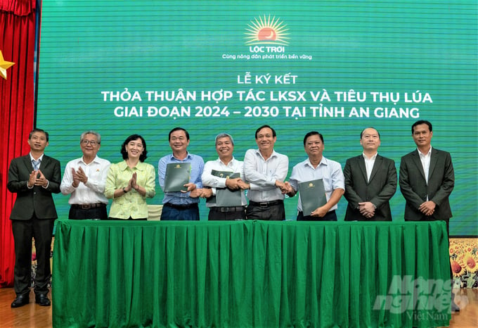 Loc Troi Group signing a production and consumption linkage agreement covering an area of 200,000 hectares, spanning from 2024 to 2030 in An Giang province.