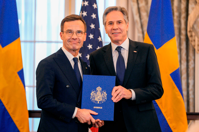 Ngoại trưởng Antony Blinken và Thủ tướng Thụy Điển Ulf Kristersson cầm Văn kiện gia nhập NATO của Thụy Điển tại Bộ Ngoại giao Mỹ ở Washington hôm 7/3. Ảnh: AP.