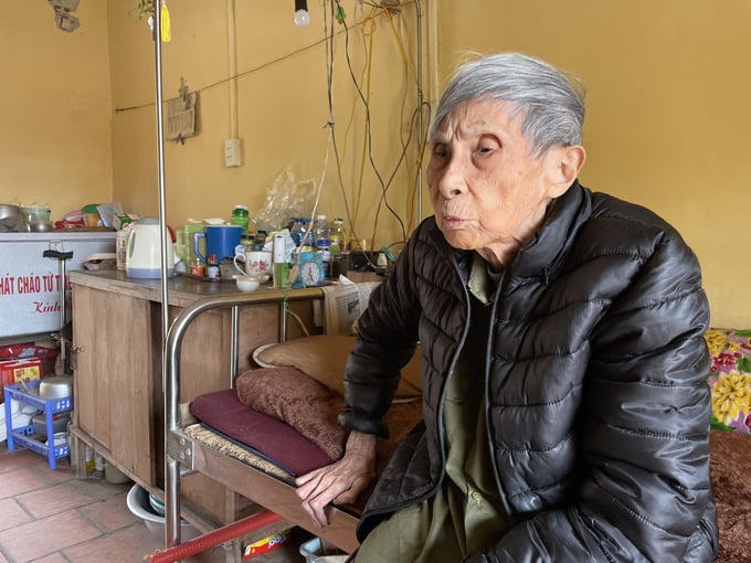 Ông Nguyễn Văn Tranh (84 tuổi) cho biết: 'Bà Xuân là người rất nhiệt tình, tận tâm chăm sóc những bệnh nhân ở đây'. Ảnh: Minh Toàn.
