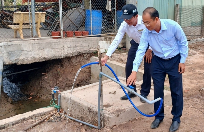 Lãnh đạo Chi cục thủy lợi Tiền Giang kiểm tra chất lượng nước sạch tại các vòi nước ở các huyện phía đông. Ảnh: Minh Đảm.