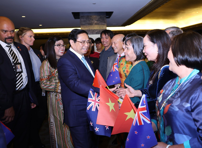 Cán bộ Đại sứ quán và kiều bào Việt Nam tại New Zealand nhiệt liệt chào đón Thủ tướng và Phu nhân Lê Thị Bích Trân, cùng đoàn đại biểu cấp cao Việt Nam. Ảnh: Nhật Bắc.