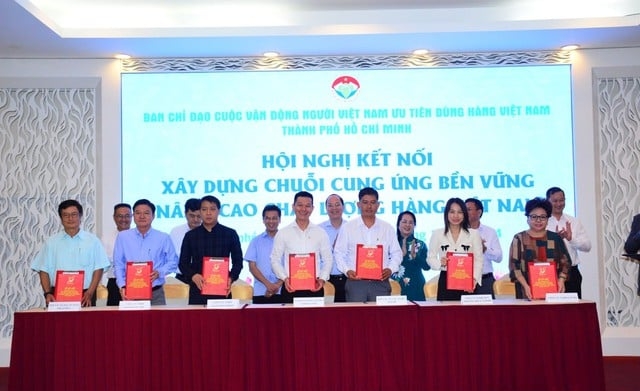 Saigon Co.op has signed memorandums of understanding with 6 business partners of essential food products. Photo: VGP.