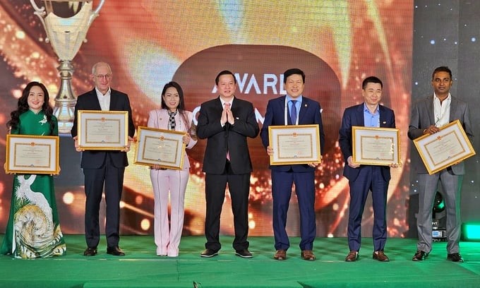 Under per procurationem, Director Huynh Tan Dat awarded Certificates of Merit from the Minister of Agriculture and Rural Development to groups and individuals with outstanding achievements in 2023. Photo: Bao Thang.
