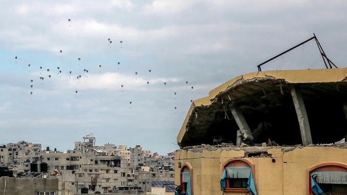 Các thùng hàng cứu trợ được thả xuống phía bắc Dải Gaza hôm 8/3. Ảnh: AFP.