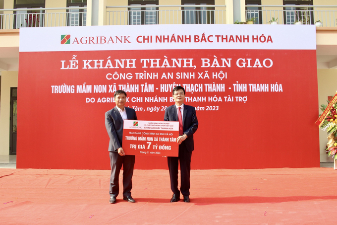 Giám đốc Agribank Bắc Thanh Hóa ông Nguyễn Thái Triệu (bên phải) trao tặng công trình an sinh xã hội cho địa phương