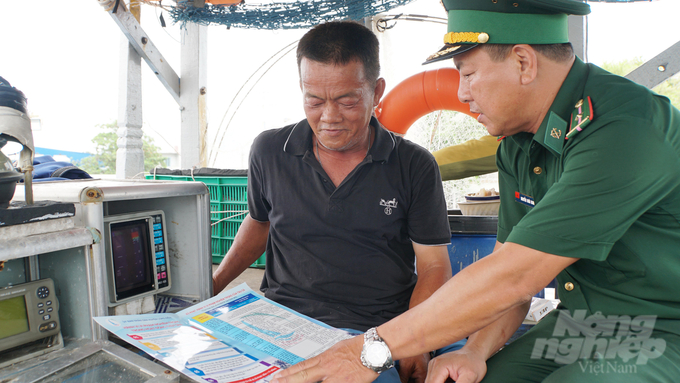 Bộ đội Biên phòng Bà Rịa - Vũng Tàu đang kiểm tra giấy tờ thuyền viên và tuyên truyền chống khai thác IUU trên tàu cá tại cảng Thủy sản Hưng Thái (xã Phước Hưng, huyện Long Điền). Ảnh: Lê Bình.
