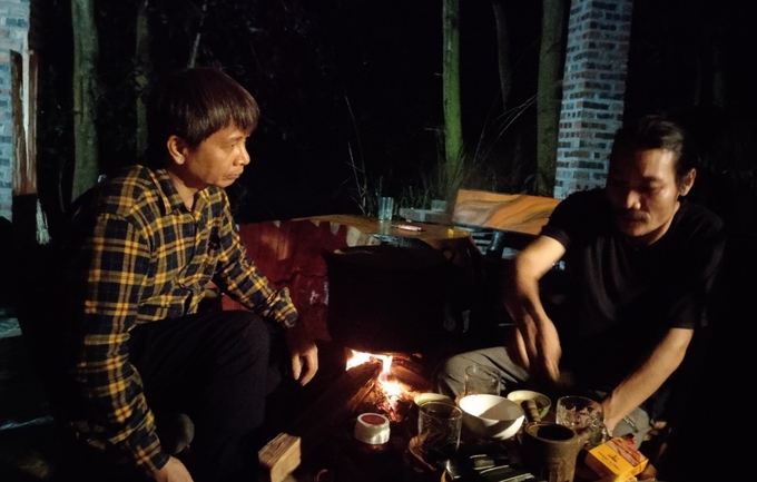 Tác giả Thái Hạo (phải) thưởng trà pha nước giếng Am cùng nhà nghiên cứu Hoàng Tuấn Công.