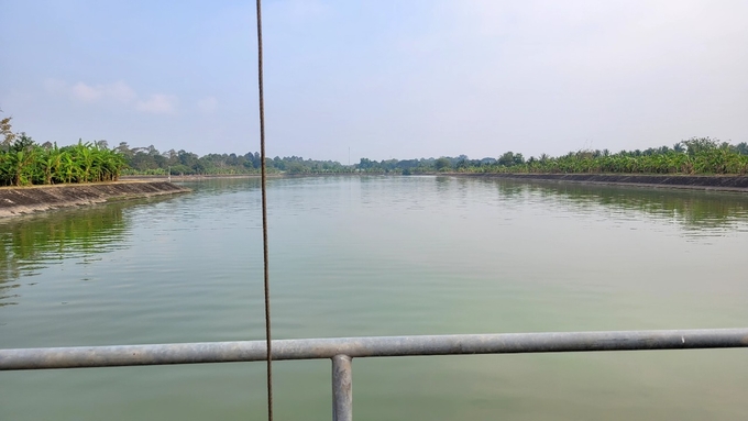 Hồ chứa nước thô của nhà máy nước BOO Đồng Tâm đang được bơm cấp bổ sung liên tục. Ảnh: Minh Đảm.