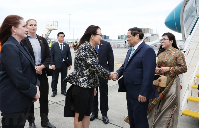 Quan chức New Zealand đón Thủ tướng Phạm Minh Chính và Phu nhân tại sân bay Auckland. Ảnh: Dương Giang.