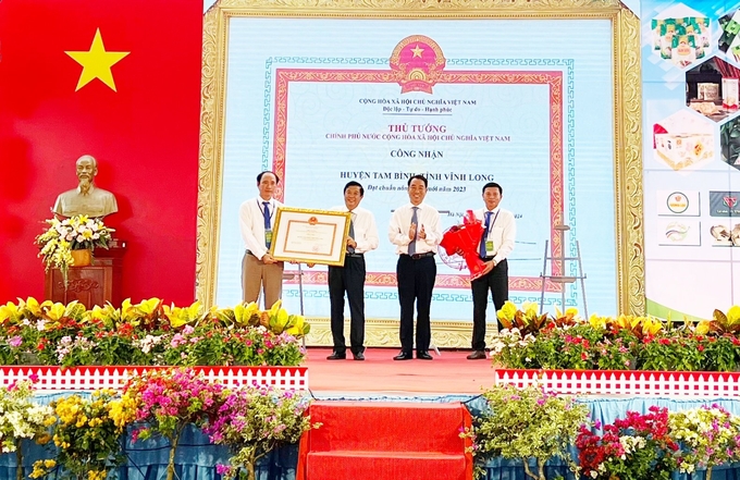 Lãnh đạo tỉnh Vĩnh Long trao bằng công nhận của Thủ tướng Chính phủ cho huyện Tam Bình. Ảnh: CTV.