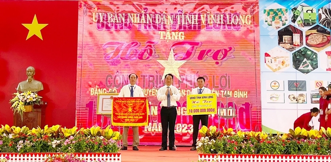 Chủ tịch UBND tỉnh Vĩnh Long Lữ Quang Ngời trao hỗ trợ công trình phúc lợi xã hội 10 tỷ đồng cho huyện Tam Bình. Ảnh: CTV.