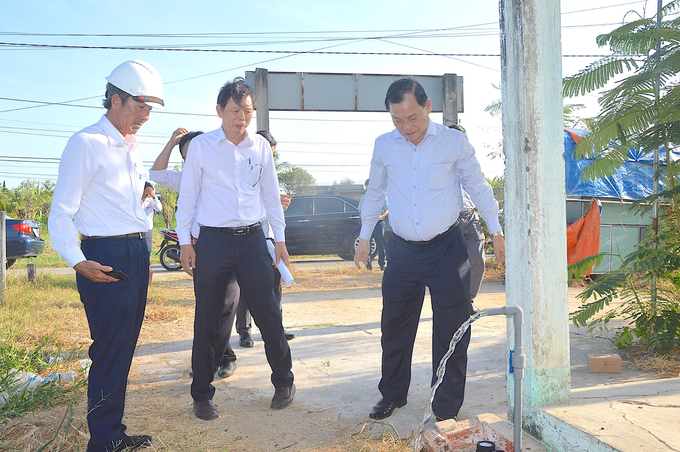 Ông Nguyễn Văn Vĩnh (phải), Chủ tịch UBND tỉnh Tiền Giang kiểm tra các vòi nước công cộng. Ảnh: Minh Đảm.