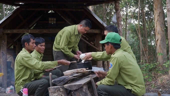 Quick meals in the heart of Konkakinh forest. Photo: Dang Lam.