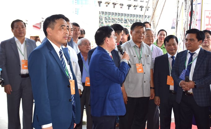 Deputy Minister Nguyen Quoc Tri (leftmost, front row) visiting the exhibition booth showcasing modern machinery and equipment for outdoor wood processing. Photo: V.D.T.