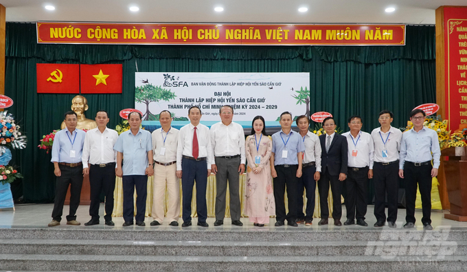 The leaders of the Ministry of Agriculture and Rural Development took a group photo with the leadership team of the Can Gio Bird's Nest Association. Photo: Le Binh.