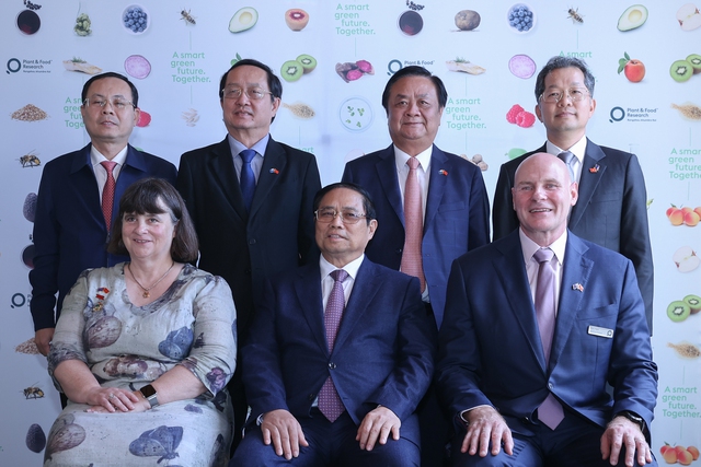Thủ tướng và các Bộ trưởng chụp ảnh lưu niệm với lãnh đạo Trung tâm Nghiên cứu cây trồng và thực phẩm. Ảnh: VGP/Nhật Bắc,