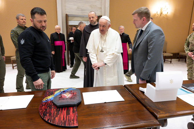 Giáo hoàng Francis gặp Tổng thống Ukraine Volodymyr Zelensky tại Vatican hồi tháng 5/2023. Ảnh: Reuters.