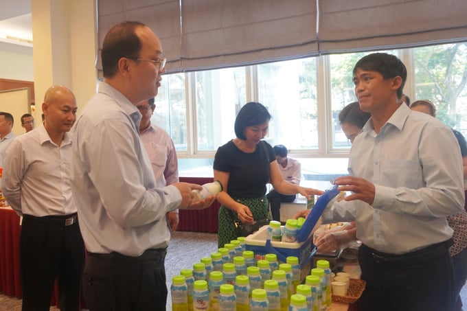 Mr. Nguyen Ho Hai, Standing Deputy Secretary of the Ho Chi Minh City Party Committee, in a discussion with local businesses. Photo: Nguyen Thuy.