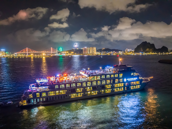 Một chương trình biểu diễn âm nhạc trên du thuyền về đêm tại Hạ Long. 