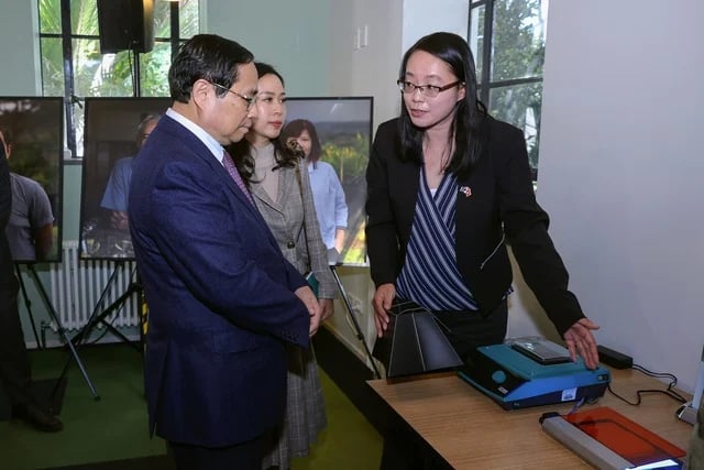 Prime Minister Pham Minh Chinh during his visit to the New Zealand Institute for Crop and Food Research. Photo: VGP/Nhat Bac.