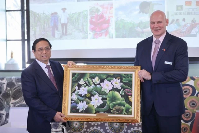 Prime Minister Pham Minh Chinh presenting a gift to the New Zealand Institute for Crop and Food Research. Photo: VGP/Nhat Bac.
